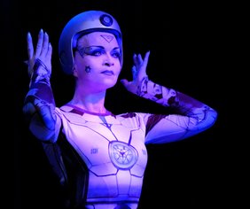 Ulrike Grimm als HEL in der Performance Mensch-Maschine mit Bodypaintin im alten Volksbad 2018